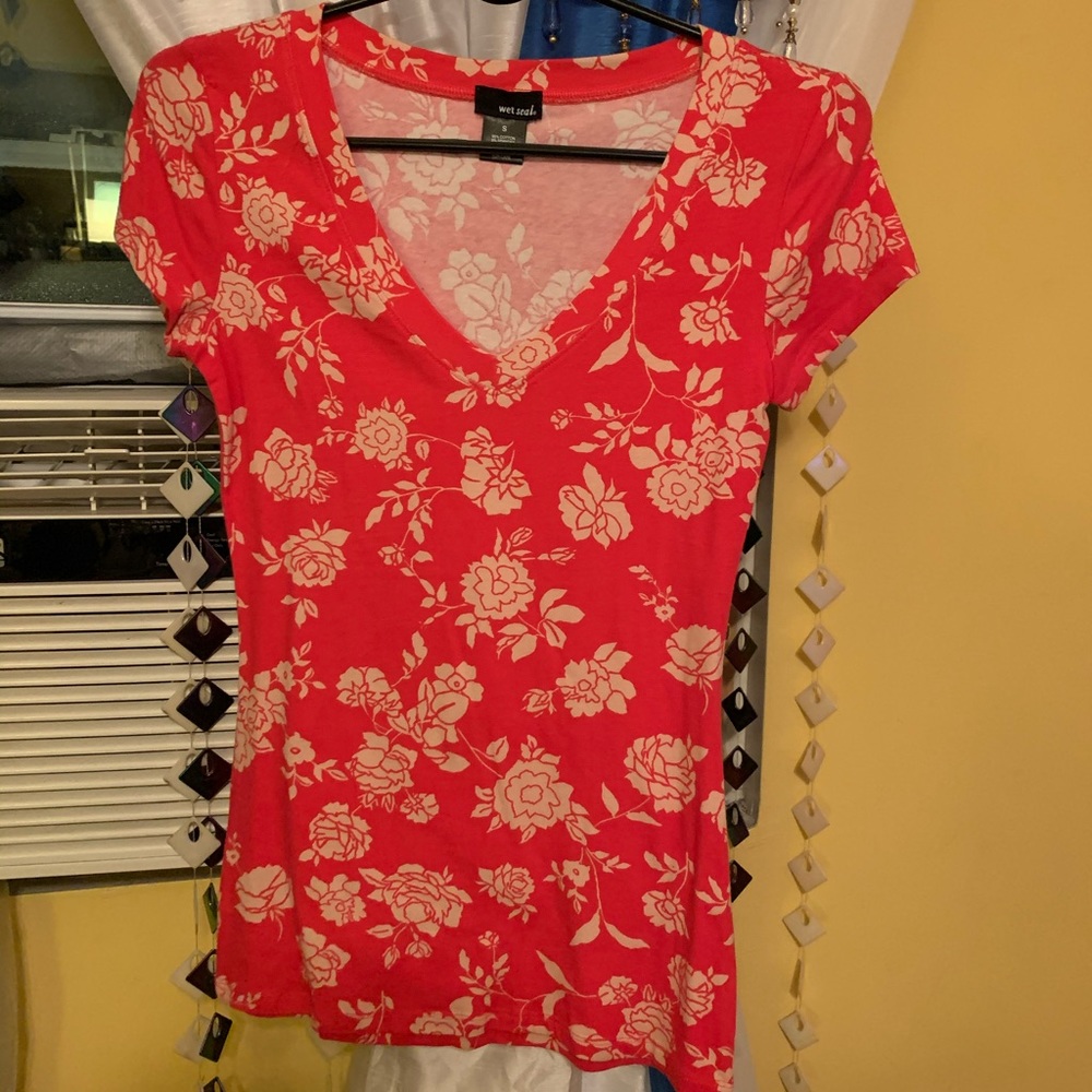 I am selling a floral t shirt